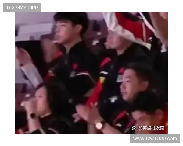 老佛爷赛前挥手感谢球迷时意外竖中指引发热议幽默瞬间曝光 老佛爷赛前挥手感谢球迷时意外竖中指引发热议幽默瞬间曝光